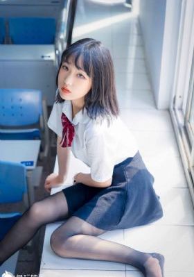 兄妹看电视时当着父母